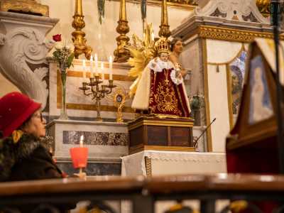 E infine, nel giorno della Candelora che chiude le festivit� natalizie, la scultura scende dal posto in cui �riposa� grazie a una sorta di ascensore meccanico e va in processione